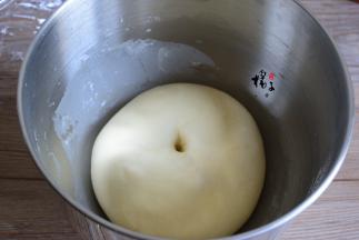 盖保鲜膜，室温发酵至原面团的二倍大，用手指戳一个小洞，不反弹不回缩，第一次发酵完毕