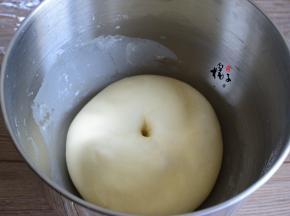 盖保鲜膜，室温发酵至原面团的二倍大，用手指戳一个小洞，不反弹不回缩，第一次发酵完毕