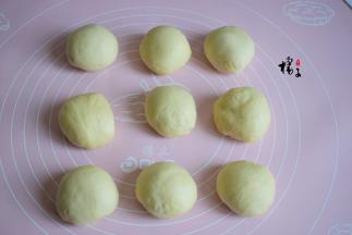 取出来分成9等份的小面团，并且揉圆，盖上保鲜膜，静置10分钟