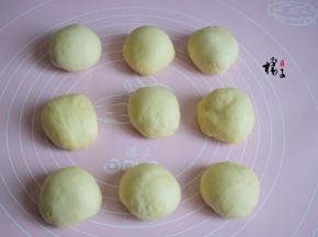 取出来分成9等份的小面团，并且揉圆，盖上保鲜膜，静置10分钟