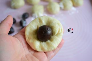 每个小面团，按扁，把豆沙馅放中间