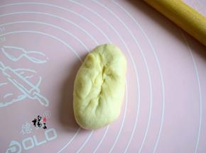 再把包好豆沙馅的面团，揉成圆柱形