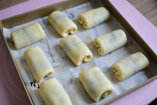 摆在烤盘上，正方形的烤盘，正好放9个小面包