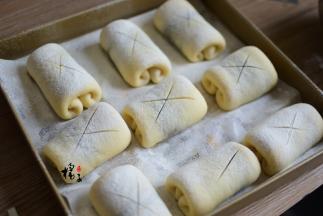 放烤箱二次发酵25分钟，取出来，在面包表面划两刀