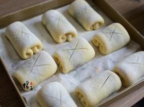 放烤箱二次发酵25分钟，取出来，在面包表面划两刀