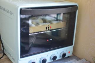 烤箱预热180度，烤箱中层，上下火烤18分钟左右