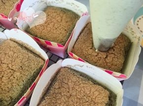 将抹茶奶油馅从中间插入蛋糕内部，挤入抹茶奶油馅。此时蛋糕会慢慢膨胀饱满，注意不要挤爆。喜欢甜的可在蛋糕上筛一些糖粉。