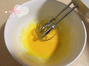 1. 抹茶奶油馅做法：
两个蛋黄打发到微白。