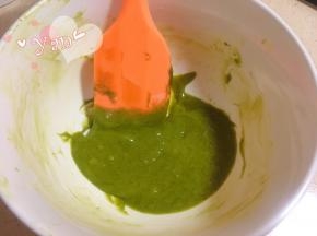 筛入低粉、抹茶粉和玉米淀粉，拌匀。