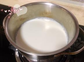 牛奶和糖加热到沸腾。