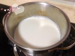 牛奶和糖加热到沸腾。