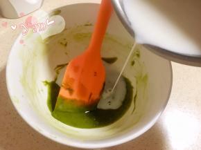 慢慢倒入蛋黄糊中，搅拌均匀。