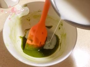 慢慢倒入蛋黄糊中，搅拌均匀。