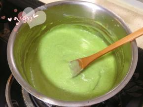 搅拌好后过筛倒入锅里继续中小火加热，边加热边快速搅拌至沸腾成糊状。