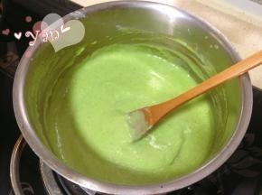 搅拌好后过筛倒入锅里继续中小火加热，边加热边快速搅拌至沸腾成糊状。