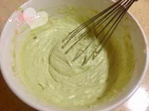 与冷却的抹茶蛋乳泥混合拌匀。
