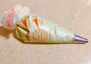 将做好的内馅装入带有裱花嘴的裱花袋里，放入冰箱冷藏，备用。