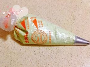 将做好的内馅装入带有裱花嘴的裱花袋里，放入冰箱冷藏，备用。