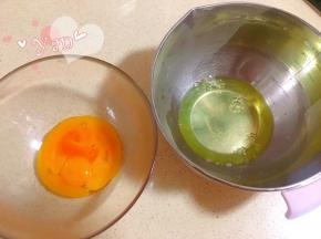黑米蛋糕做法：
分离蛋清蛋黄，蛋清放冰箱冷藏备用。