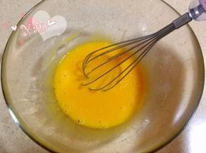 蛋黄打散，加入牛奶和玉米油搅匀。