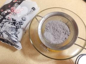 筛入黑米粉。