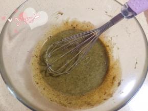 搅拌成面糊。此时预热烤箱180度。