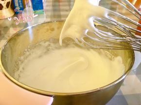 蛋白分三次加入50克糖，打至湿性发泡，即打蛋器拉起蛋白呈弯曲尖角状态。