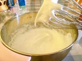 蛋白分三次加入50克糖，打至湿性发泡，即打蛋器拉起蛋白呈弯曲尖角状态。