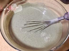 舀一勺蛋白到蛋黄糊里翻拌均匀，再将剩余的蛋白与蛋黄糊翻拌均匀。