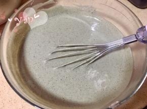 舀一勺蛋白到蛋黄糊里翻拌均匀，再将剩余的蛋白与蛋黄糊翻拌均匀。