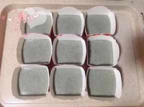 将混合好的面糊装入纸杯6分满即可，不然蛋糕会溢出。放入预热好的烤箱，上下火，中层，180度烤15分钟。