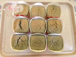 烤好的蛋糕取出放凉，取出后蛋糕会快速塌陷萎缩，这是正常现象。