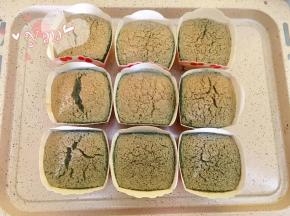 烤好的蛋糕取出放凉，取出后蛋糕会快速塌陷萎缩，这是正常现象。