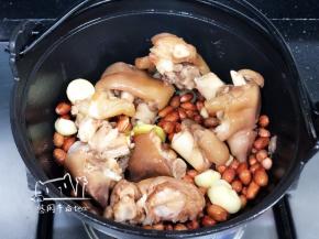 接着加入猪手炒香。