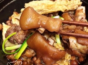 香喷喷的红烧猪手就出炉喽！