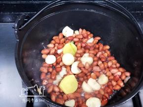 放入花生米翻炒。