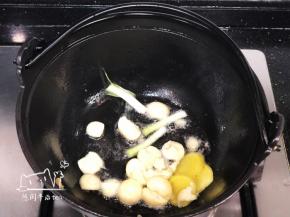 烧热铁锅，放入油，烧热后加入蒜头、姜片、葱段，煸香