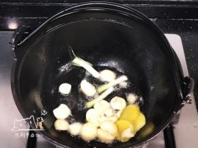 烧热铁锅，放入油，烧热后加入蒜头、姜片、葱段，煸香