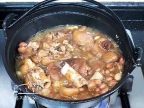 加入调料和水，盖上盖子焖烧，中小火的火候至猪手变软。