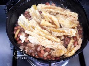 炸过的腐竹焯一下水，去油。加入锅中一起焖煮至软硬符合自己的口感。