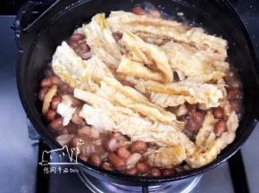 炸过的腐竹焯一下水，去油。加入锅中一起焖煮至软硬符合自己的口感。