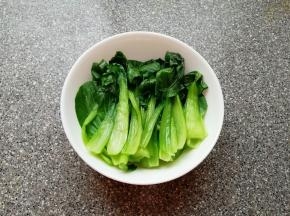 大骨汤洗干净，凉水入锅焯一下，捞出冲洗干净，放入砂锅加水没过骨头，加入生姜、大葱和八角慢炖一个小时以上，等到骨汤变白变浓关火备用。
青菜洗干净焯水。
