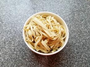 豆腐皮洗干净切成细丝焯熟备用。