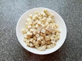 豆腐干洗干净切成小丁。