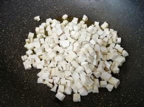 炒锅烧热倒入适量的食用油，下入豆腐干。