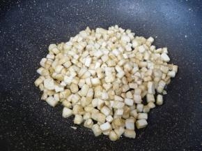 小火煎至金黄色。