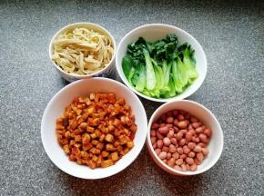 花生米准备好，一切准备就绪。