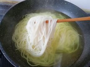 南一味米线是真空包装半干的，所以取出稍微用水泡一下就可以煮了。
米线煮熟捞出过一下凉水备用。