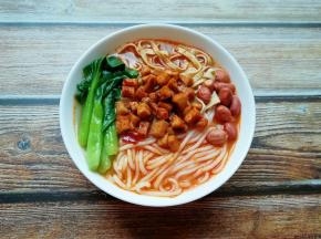 浇上浓浓的大骨汤。