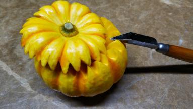 小南瓜用雕刻刀刻出纹路